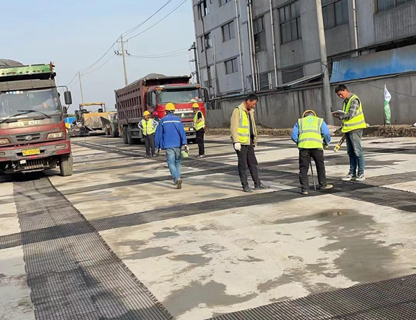 德惠老材料的新故事：玻璃纤维土工格栅如何在‘白改黑’浪潮中重获新生？